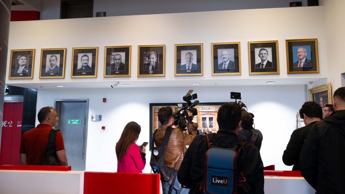 The photographs of CHP Chair Kemal Kılıçdaroğlu and former Chair Özgür Özel are re-hung at the CHP headquarters, Ankara, Türkiye, May 25, 2026. (AA Photo)