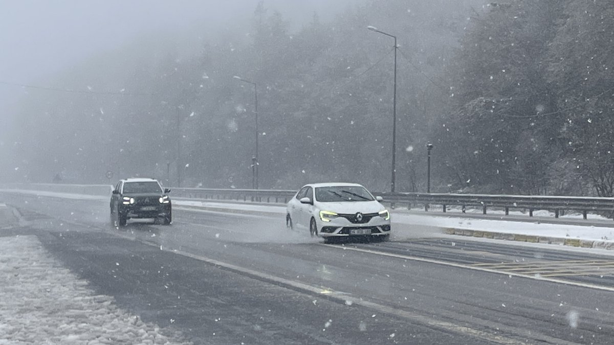 Vehicles travel through snowfall on the Bolu Mountain section of the D-100 highway, Bolu, Türkiye, May 4, 2026. (AA Photo) 