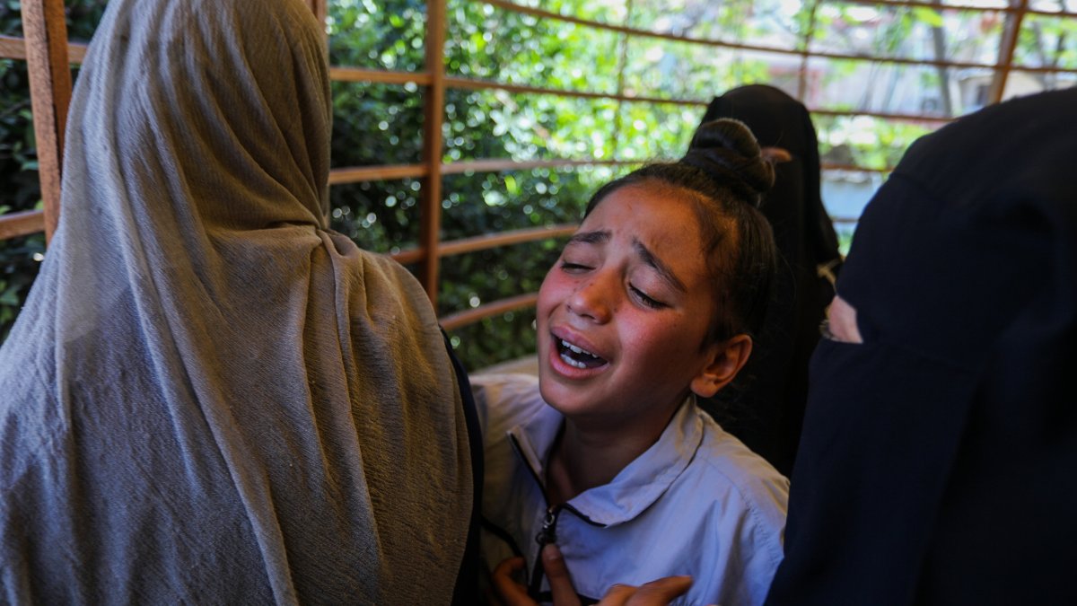 A Palestinian girl mourns a loved one killed in an Israeli attack in Khan Younis, southern Gaza, May 26, 2026. (AA Photo)