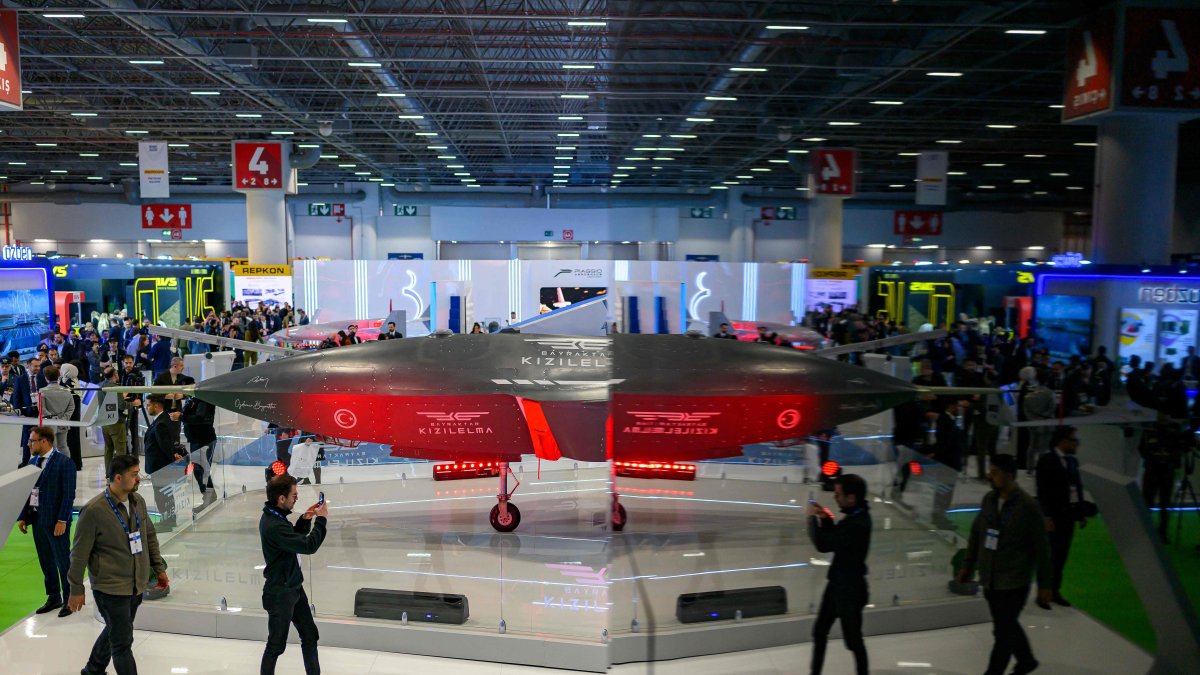 Visitors look at a Bayraktar Kızılelma unmanned fighter jet, developed by defense company Baykar, during the opening day of the SAHA 2026 defense fair, Istanbul, Türkiye, May 5, 2026. (AFP Photo)