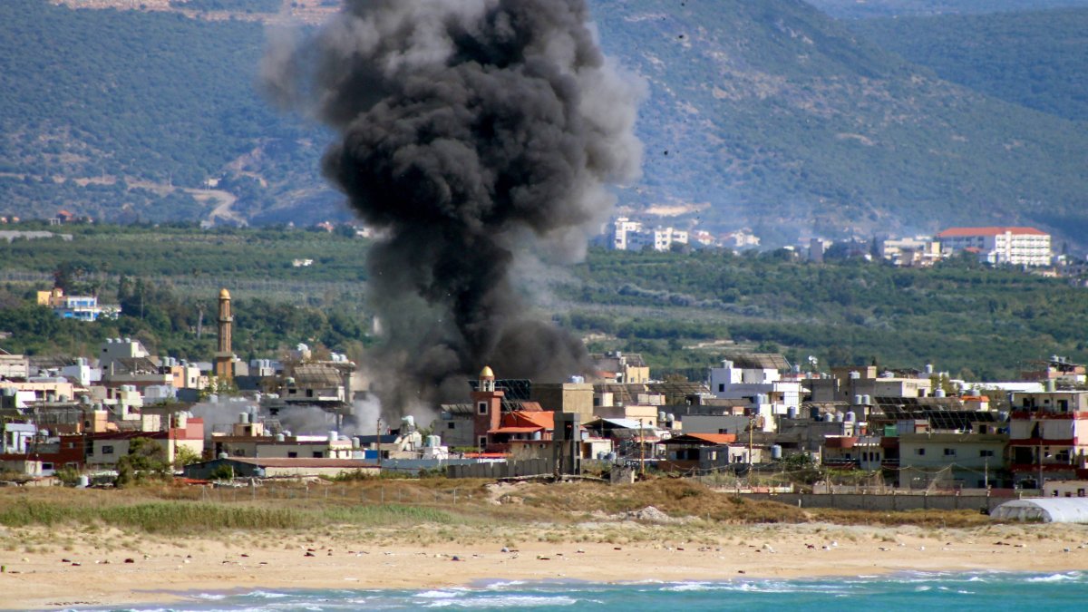Smoke rises following an Israeli airstrike on the Rashidieh Palestinian refugee camp, in Tyre, southern Lebanon, May 25, 2026. (AFP Photo)