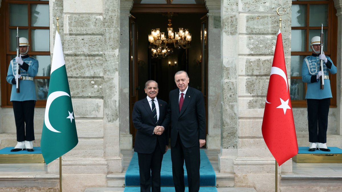 President Recep Tayyip Erdoğan shakes hands with Pakistani Prime Minister Shahbaz Sharif at the Dolmabahçe Palace, Istanbul, Türkiye, May 25, 2025. (IHA Photo)