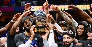 New York Knicks' Karl-Anthony Towns (L) and Jose Alvarado (R) help the team lift the trophy after defeating the Cleveland Cavaliers in game four of the Eastern Conference Finals for the 2026 NBA playoffs at Rocket Arena, Cleveland, U.S., May 25, 2026. (Reuters Photo)