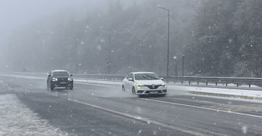 Vehicles travel through snowfall on the Bolu Mountain section of the D-100 highway, Bolu, Türkiye, May 4, 2026. (AA Photo) 