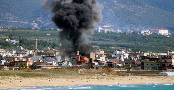 Smoke rises following an Israeli airstrike on the Rashidieh Palestinian refugee camp, in Tyre, southern Lebanon, May 25, 2026. (AFP Photo)