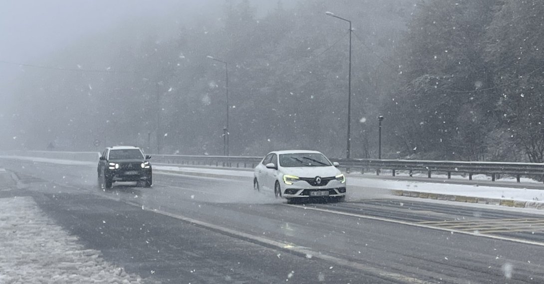 Vehicles travel through snowfall on the Bolu Mountain section of the D-100 highway, Bolu, Türkiye, May 4, 2026. (AA Photo) 