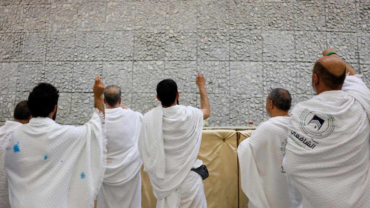 Muslim pilgrims perform the symbolic 'stoning of the devil' ritual as part of the Hajj pilgrimage, Mina, Saudi Arabia, May 27, 2026. (AFP Photo)
