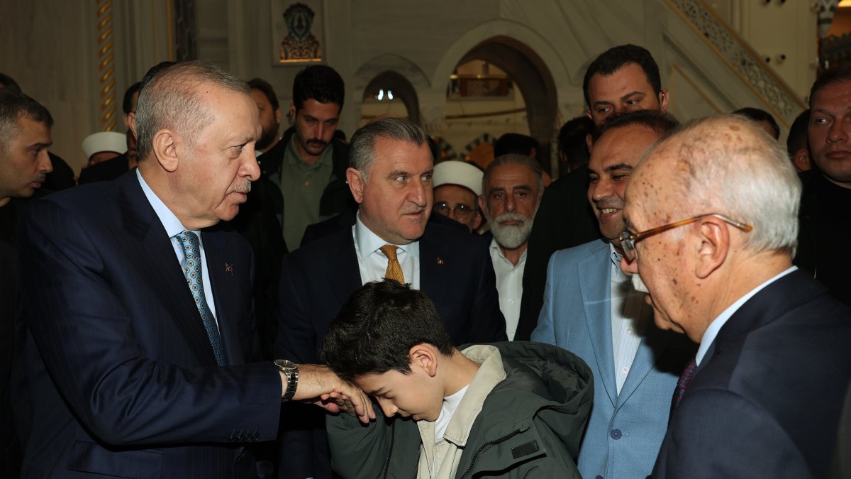 President Recep Tayyip Erdoğan performs Eid al-Adha prayers and exchanges greetings with worshippers while congratulating the public on the holiday at Büyük Çamlıca Mosque, Istanbul, Türkiye, May 27, 2026. (AA Photo)
