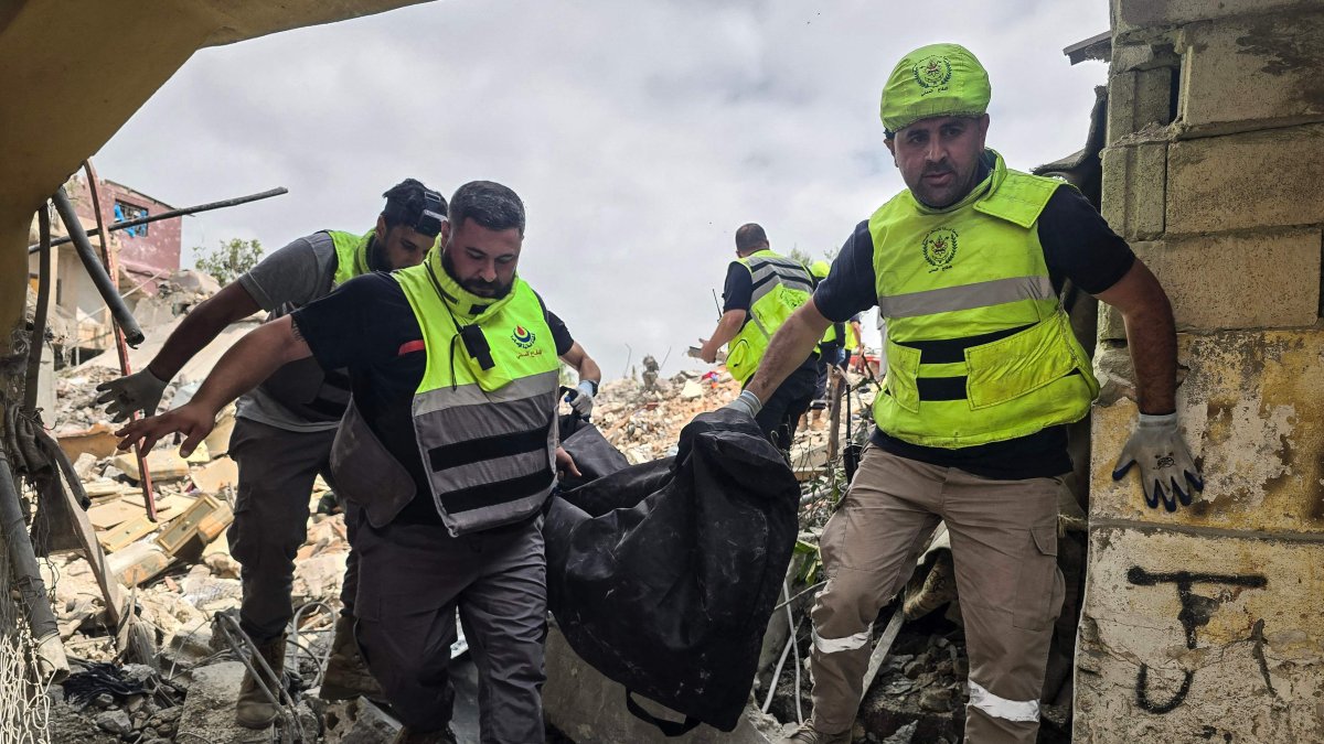 Civil defence members remove a body from the rubble of a residential building hit the previous day by an Israeli strike near the southern town of Burj al-Shamali, Tyre, Lebanon, May 27, 2026. (AFP Photo)