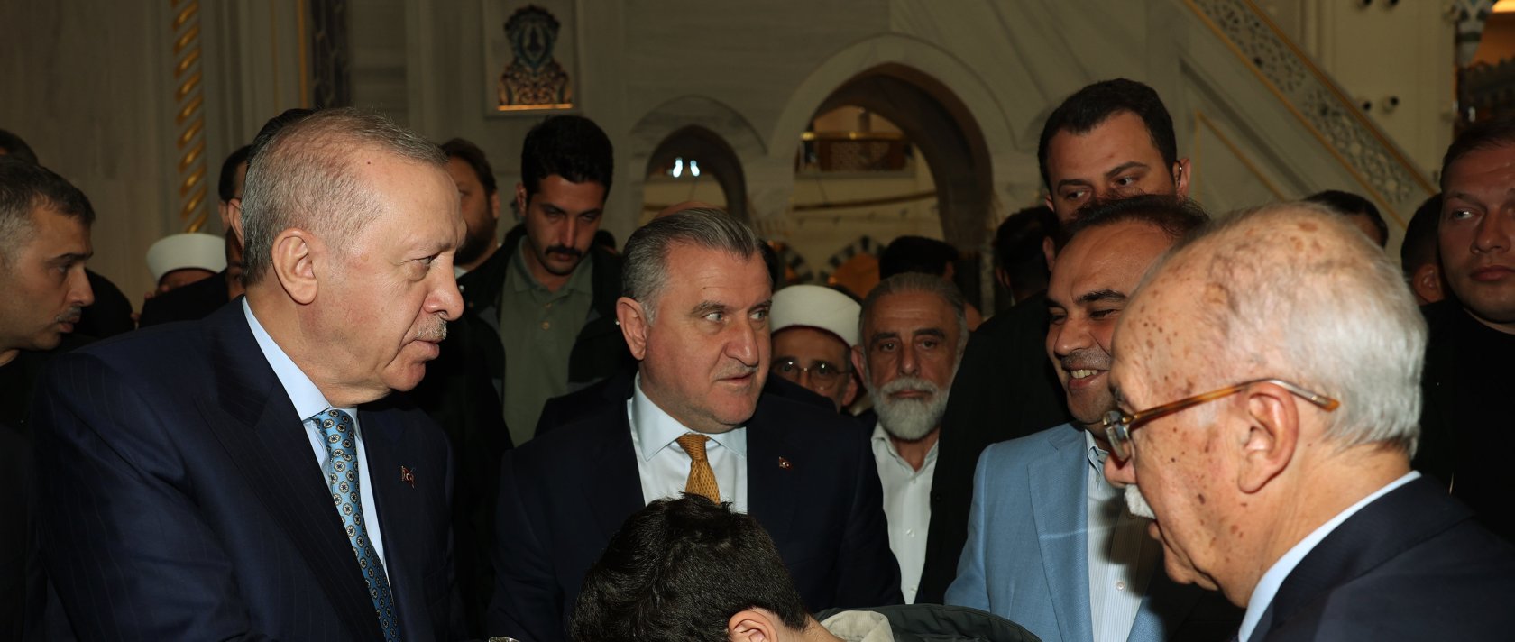 President Recep Tayyip Erdoğan performs Eid al-Adha prayers and exchanges greetings with worshippers while congratulating the public on the holiday at Büyük Çamlıca Mosque, Istanbul, Türkiye, May 27, 2026. (AA Photo)
