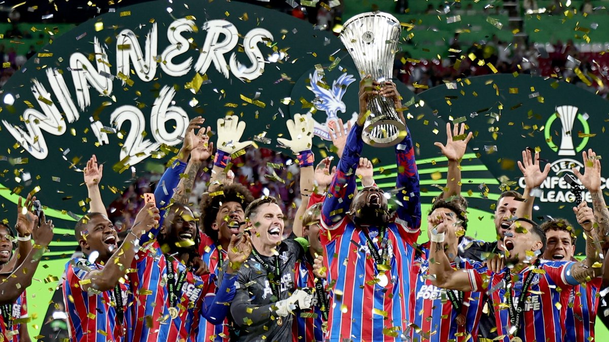 Crystal Palace player Jean-Philippe Mateta lifts the trophy as the team celebrates winning the UEFA Conference League final match against Rayo Vallecano, Leipzig, Germany, May 27, 2026. (EPA Photo)