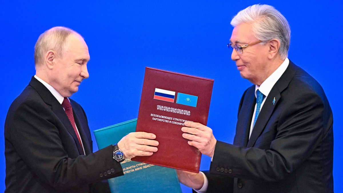 Russian President Vladimir Putin (L) and Kazakh President Kassym-Jomart Tokayev exchange document folders during a ceremony at the Palace of Independence during Putin's state visit, in Astana, Kazakhstan, May 28, 2026. (AFP Photo)