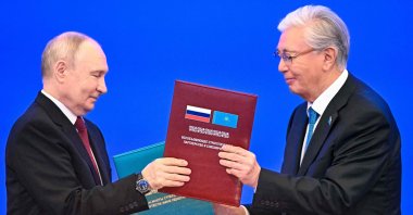Russian President Vladimir Putin (L) and Kazakh President Kassym-Jomart Tokayev exchange document folders during a ceremony at the Palace of Independence during Putin's state visit, in Astana, Kazakhstan, May 28, 2026. (AFP Photo)
