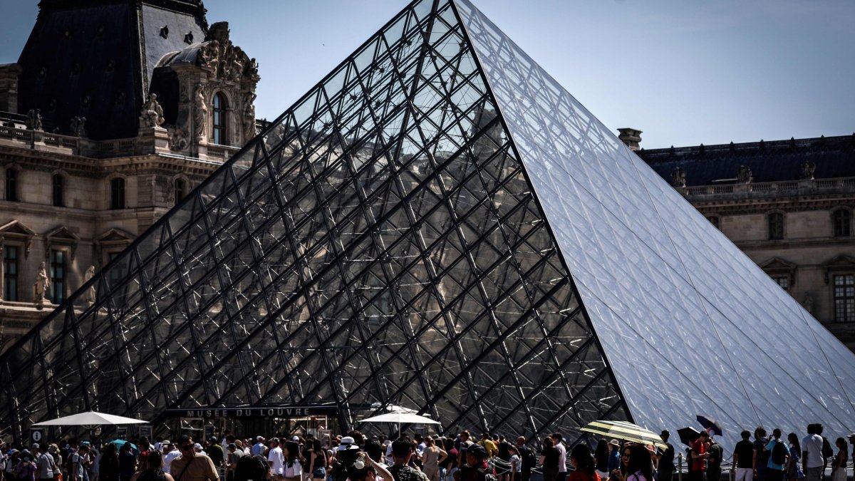 Tourists line up at the Louvre Museum, Paris, France, May 28, 2026. (AFP Photo)