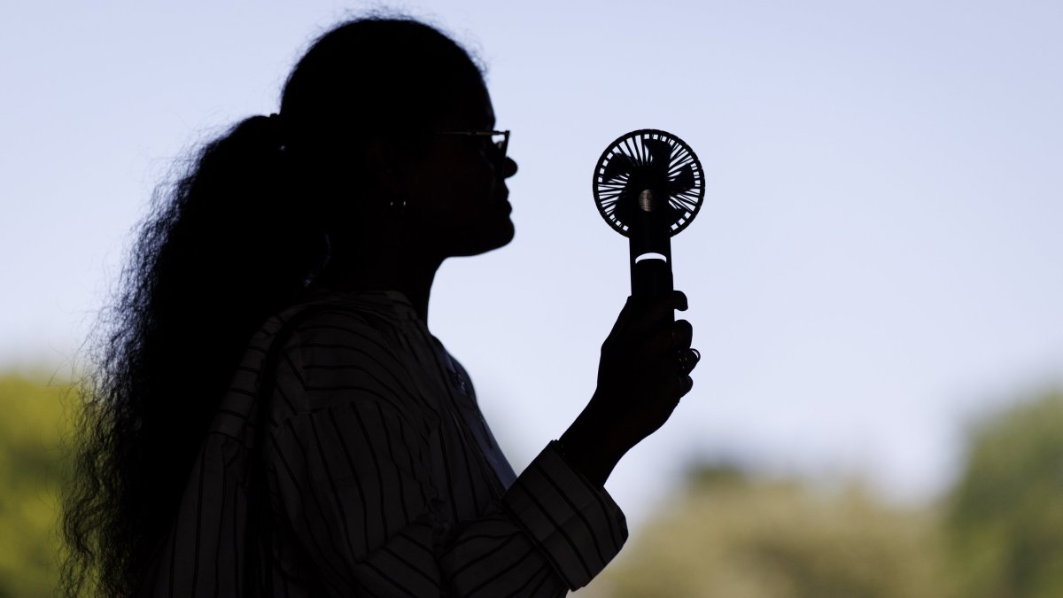 A person uses an electric fan to cool down during a heat wave, London, U.K., May 26, 2026. (EPA Photo)