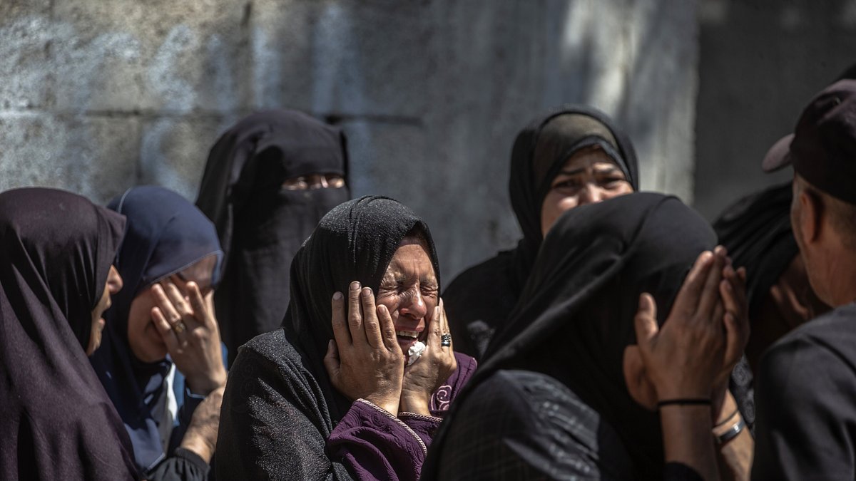 Relatives mourn during the funeral of Imad Aslim, at the Al-Shafi'i Mosque in the Al-Zaitoun neighborhood, Gaza City, Palestine, May 28, 2026. (EPA Photo)