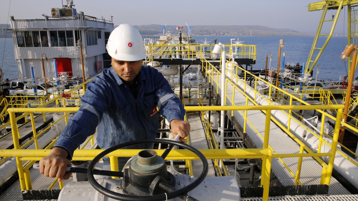 A worker checks the valve gears of pipes linked to oil tanks at Türkiye's Mediterranean port of Ceyhan, Adana, southern Türkiye, Feb. 19, 2014. (Reuters Photo)