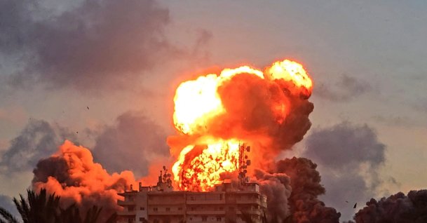 A fireball erupts from a building following an Israeli strike, Tyre, Lebanon, May 28, 2026. (AFP Photo)