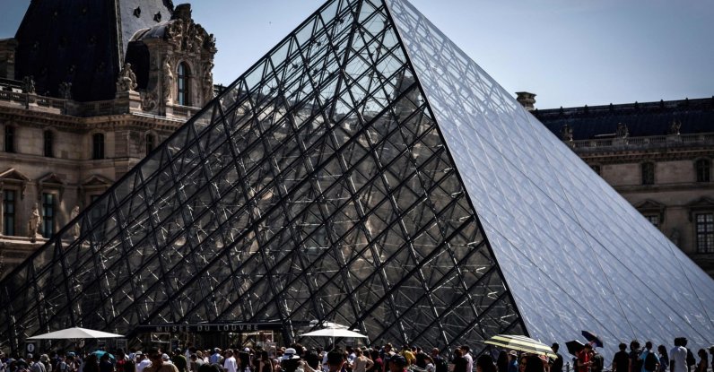 Tourists line up at the Louvre Museum, Paris, France, May 28, 2026. (AFP Photo)