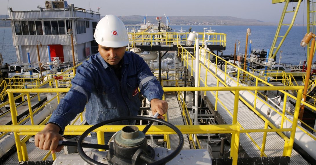 A worker checks the valve gears of pipes linked to oil tanks at Türkiye's Mediterranean port of Ceyhan, Adana, southern Türkiye, Feb. 19, 2014. (Reuters Photo)