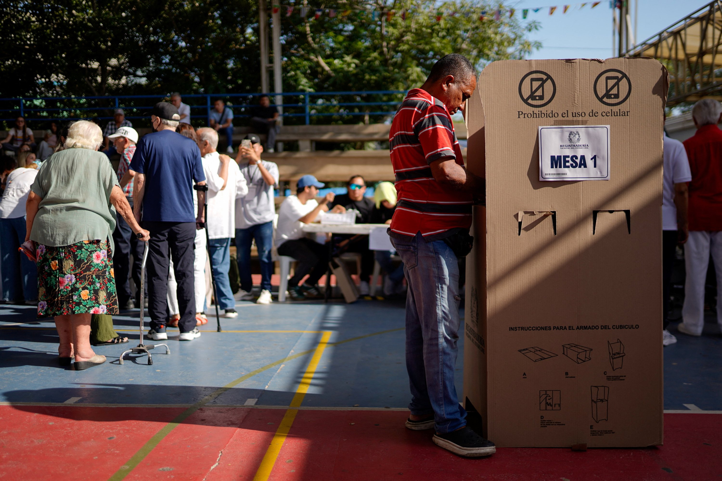 Colombians choose between war and peace in high-stakes election