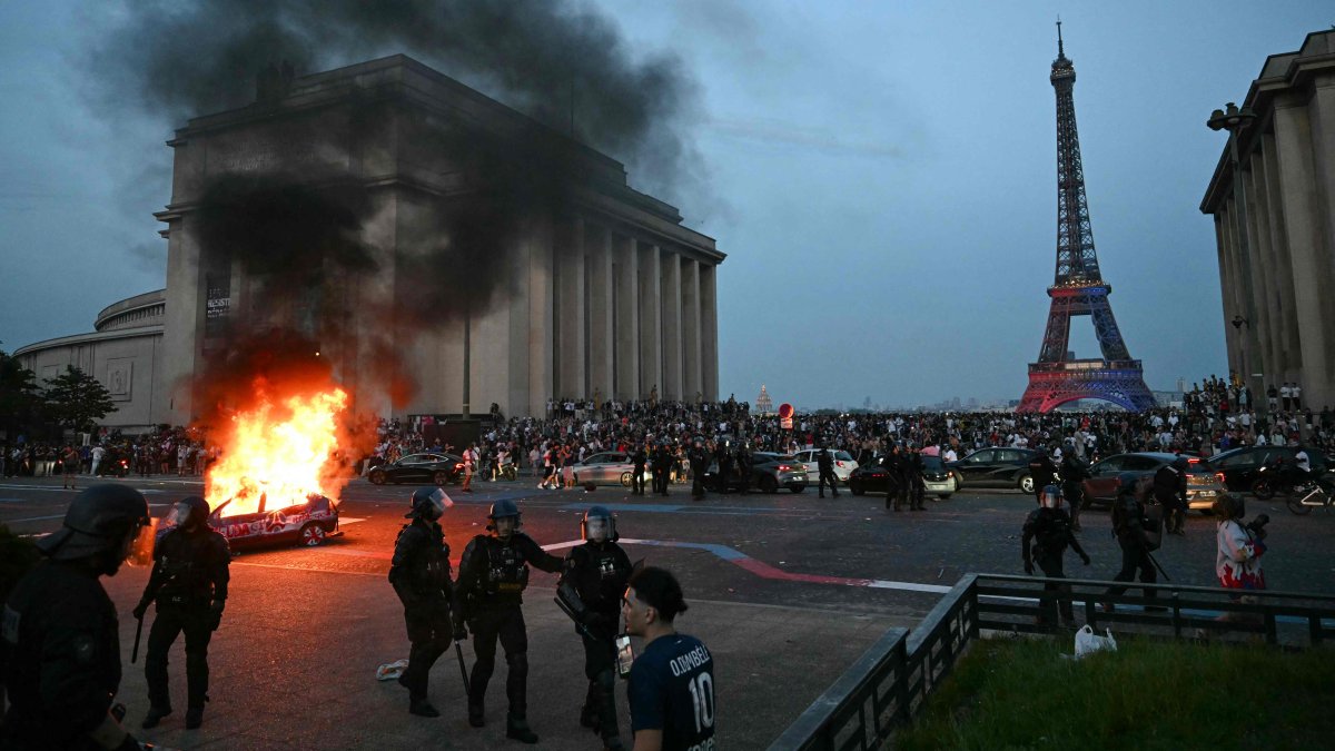 A car is set ablaze as PSG supporters celebrate their team's win against Arsenal FC in the UEFA Champions League final, Paris, France, May 30, 2026. (AFP Photo)