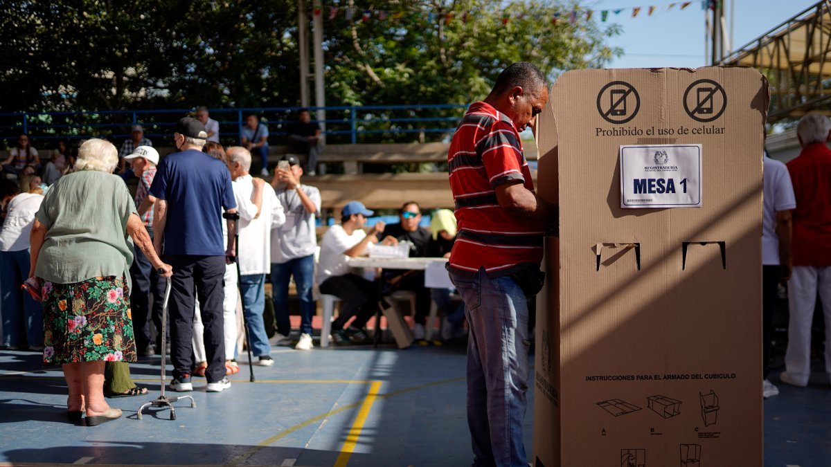 Colombians choose between war and peace in high-stakes election
