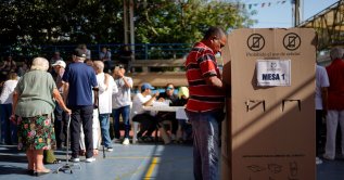 A man votes at a polling station during the first round of the presidential election, in Barranquilla, Colombia, May 31, 2026. (Reuters Photo)