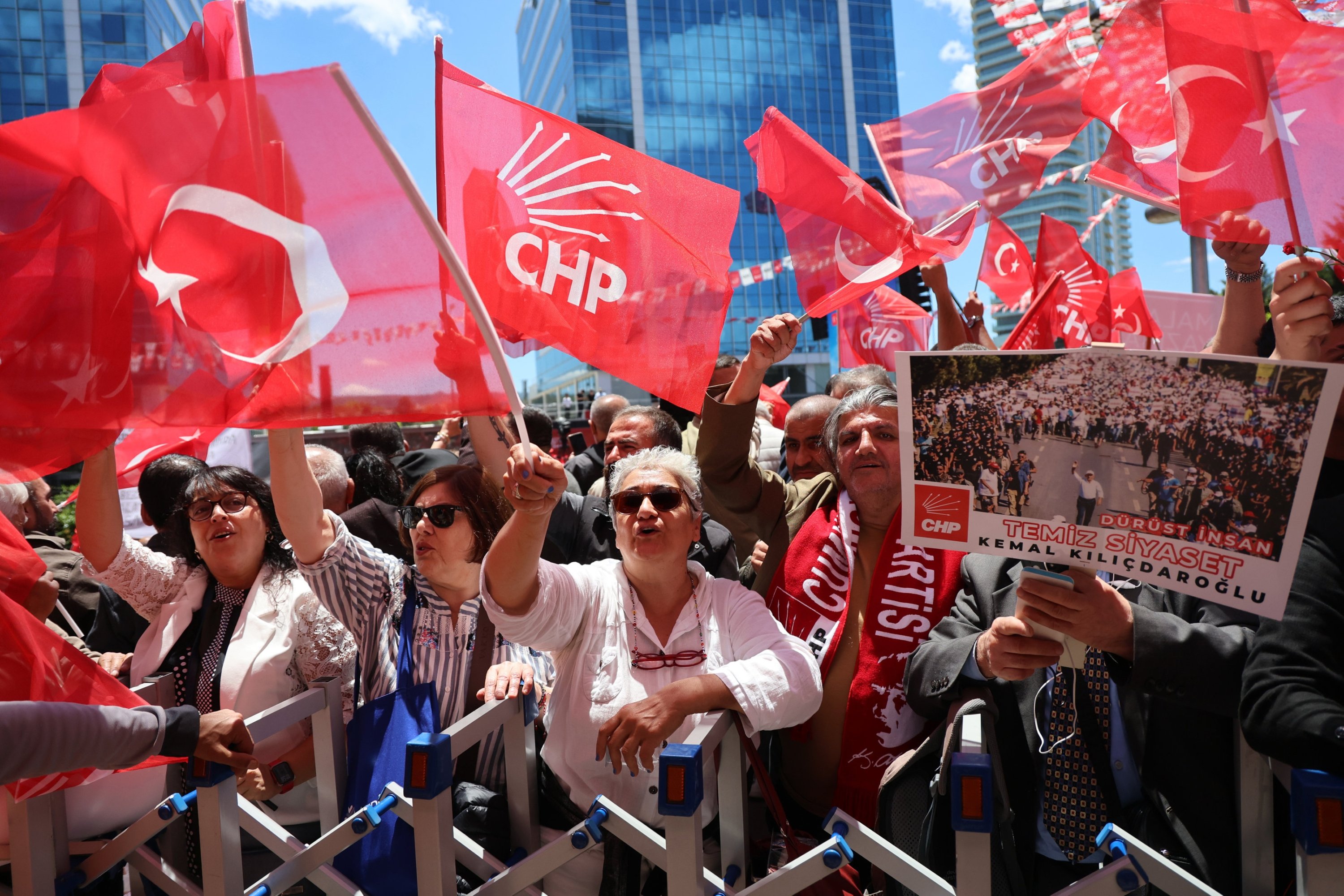 Turkish opposition’s divide: New CHP cements rule, old CHP fights back