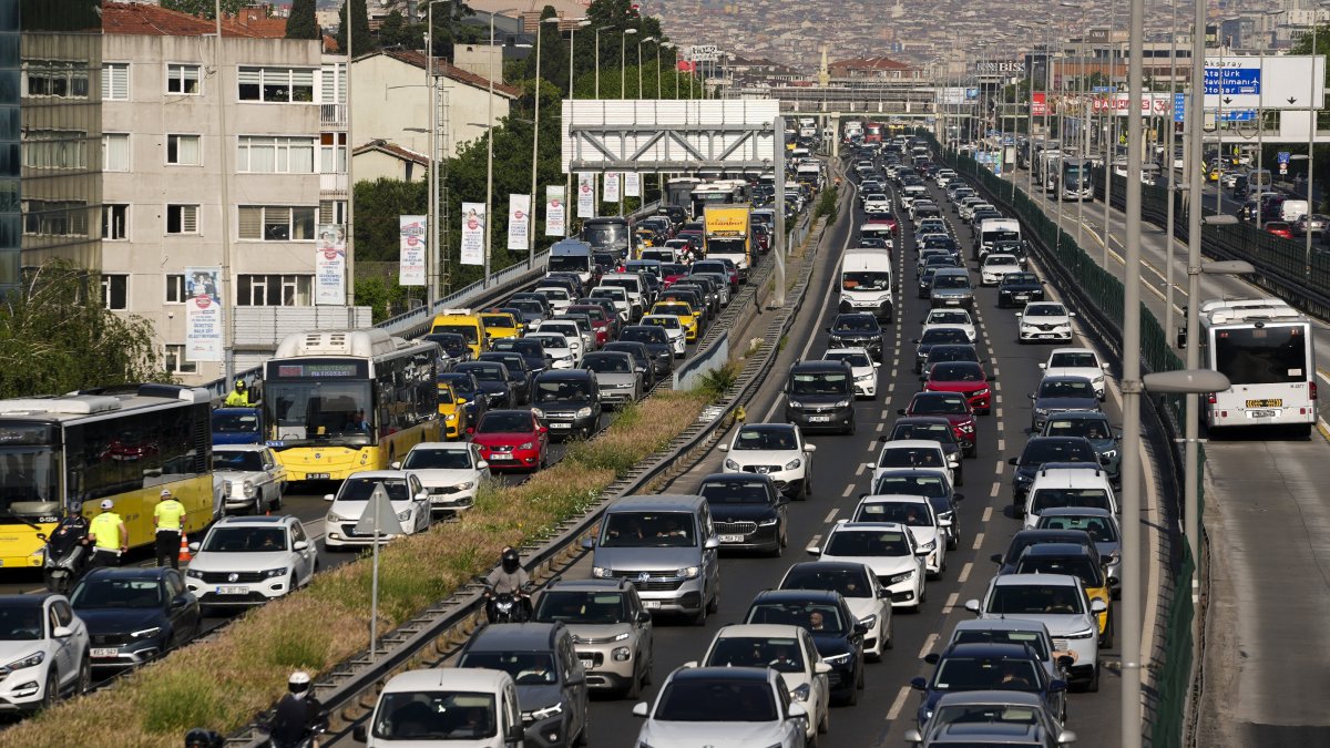 Traffic congestion on the first workday following the Eid al-Adha holiday as commuters return to work, Istanbul, Türkiye, June 1, 2026. (AA Photo)