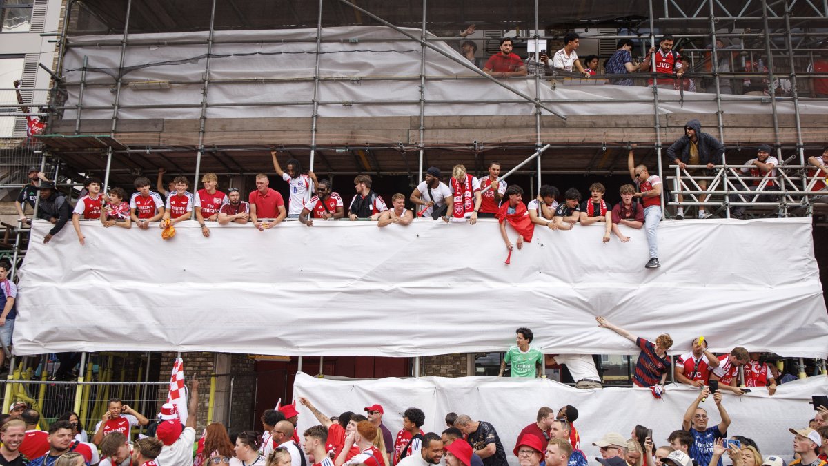 People celebrate from the scaffolding of a building during the Arsenal Champions Parade, London, U.K., May 31, 2026. (EPA Photo)
