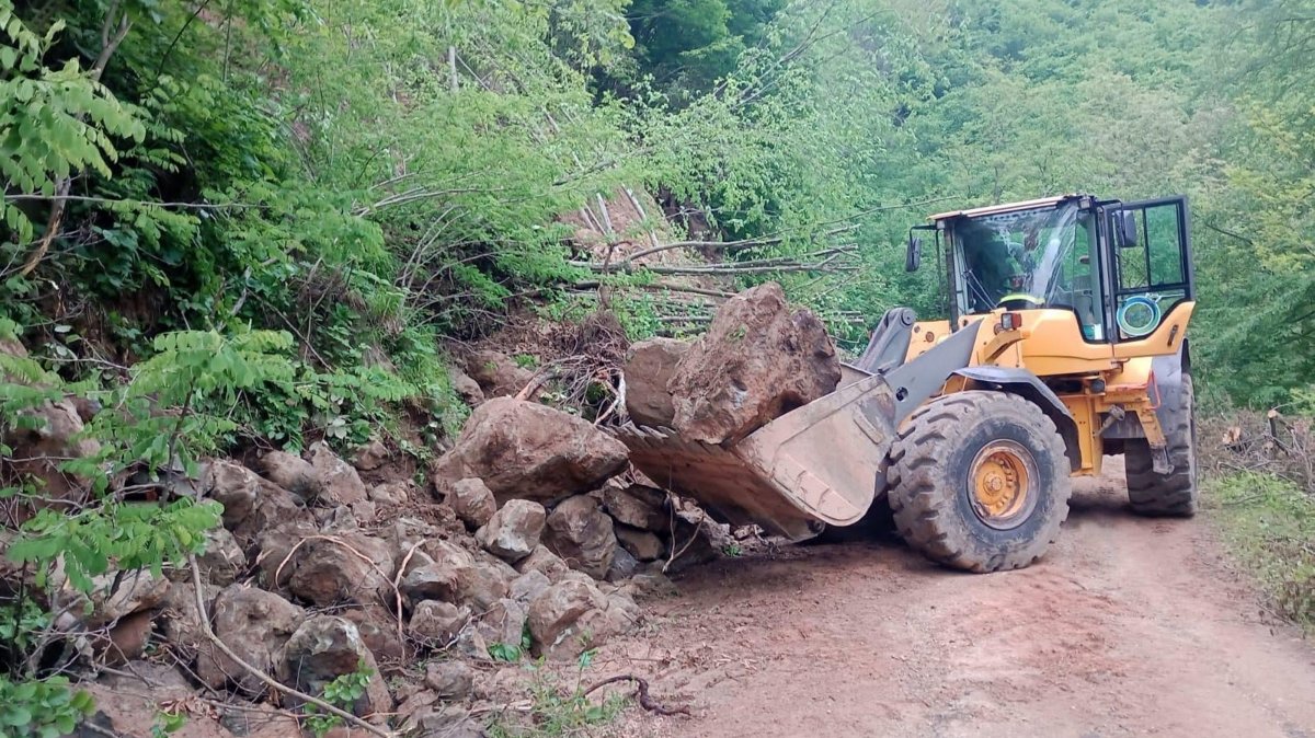 A vehicle clears debris after a landslide caused by heavy rainfall, Ordu, Türkiye, May 22, 2026. (AA Photo)