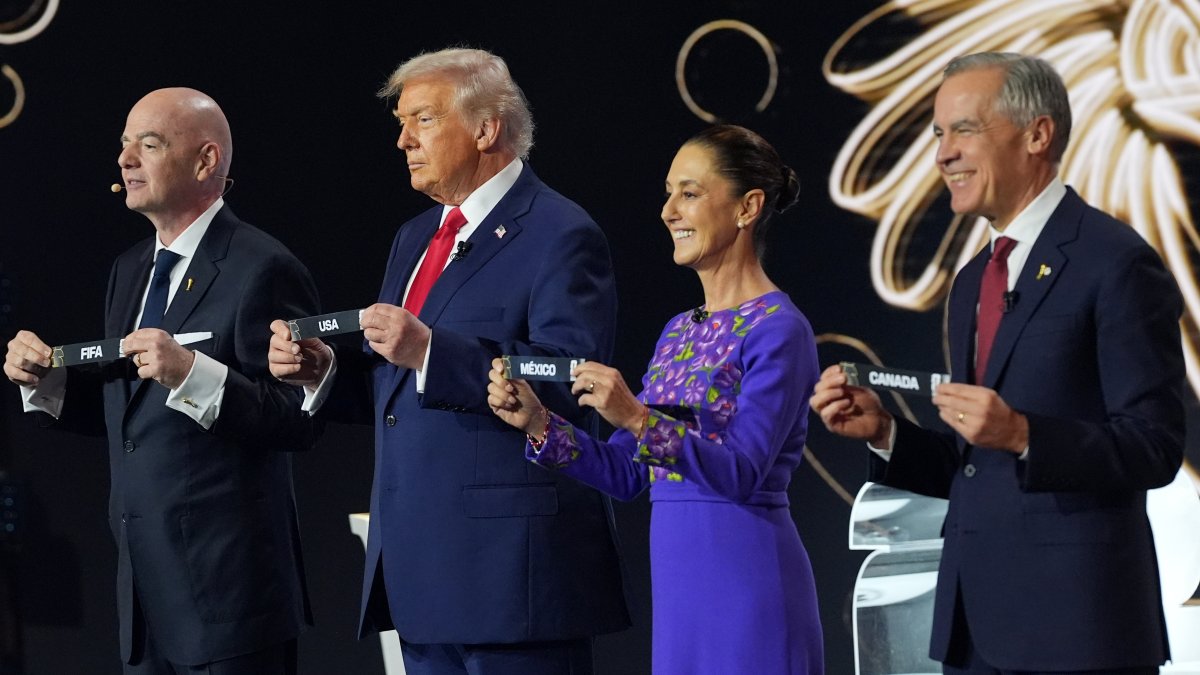 (L-R) FIFA President Gianni Infantino, U.S. President Donald Trump, Mexican President Claudia Sheinbaum and Canadian Prime Minister Mark Carney hold up country names during the draw for the 2026 World Cup at the Kennedy Center, Washington, U.S., Dec. 5, 2025. (AP Photo)