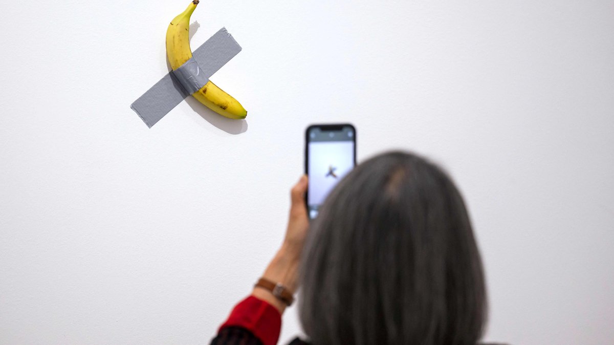 A visitor looks at the "Comedian" artwork by Italian artist Maurizio Cattelan during the press preview of the exhibition "Dimanche sans fin. Maurizio Cattelan et la Collection du Centre Pompidou," Metz, France, May 7, 2025. (AFP Photo)