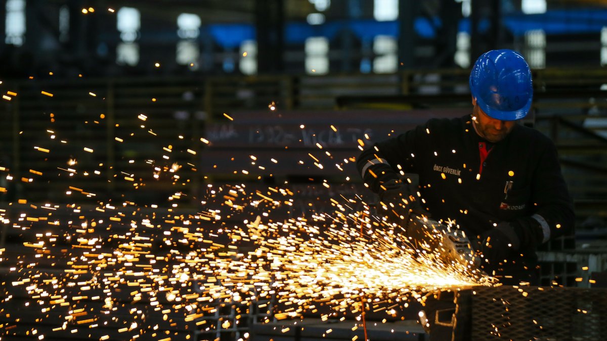 A worker is seen at a factory in Izmir, western Türkiye, Dec. 11, 2019. (AA Photo)
