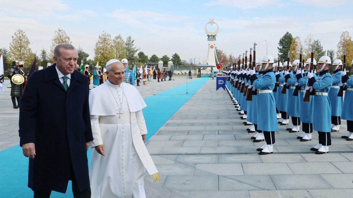 President Recep Tayyip Erdoğan and Pope Leo XIV review troops during a welcoming ceremony, Ankara, Türkiye, Nov. 27, 2025. (AFP Photo) 