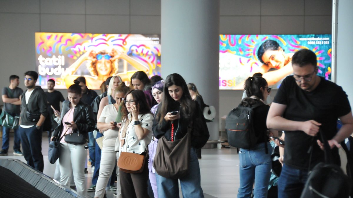 People wait for their luggage at Sabiha Gökçen Airport, Istanbul, Türkiye, June 1, 2026. (DHA Photo)