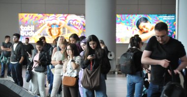 People wait for their luggage at Sabiha Gökçen Airport, Istanbul, Türkiye, June 1, 2026. (DHA Photo)
