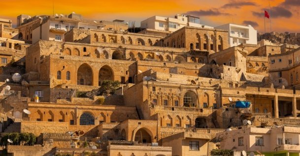 An aerial view of the stone houses of Mardin, Türkiye. (Shutterstock Photo)