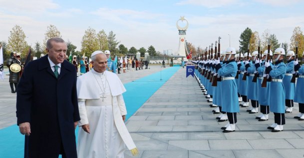 President Recep Tayyip Erdoğan and Pope Leo XIV review troops during a welcoming ceremony, Ankara, Türkiye, Nov. 27, 2025. (AFP Photo) 