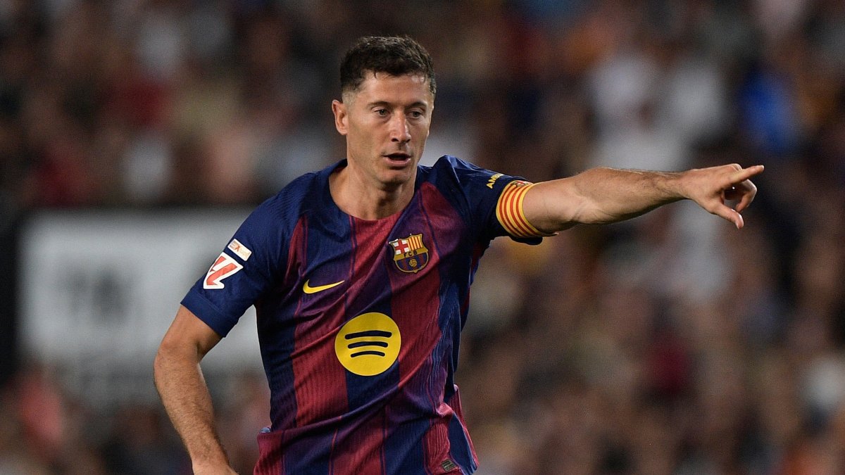 Barcelona's Robert Lewandowski reacts during the LaLiga match against Valencia, Estadio de Mestalla, Valencia, Spain, May 23, 2026. (Reuters Photo)