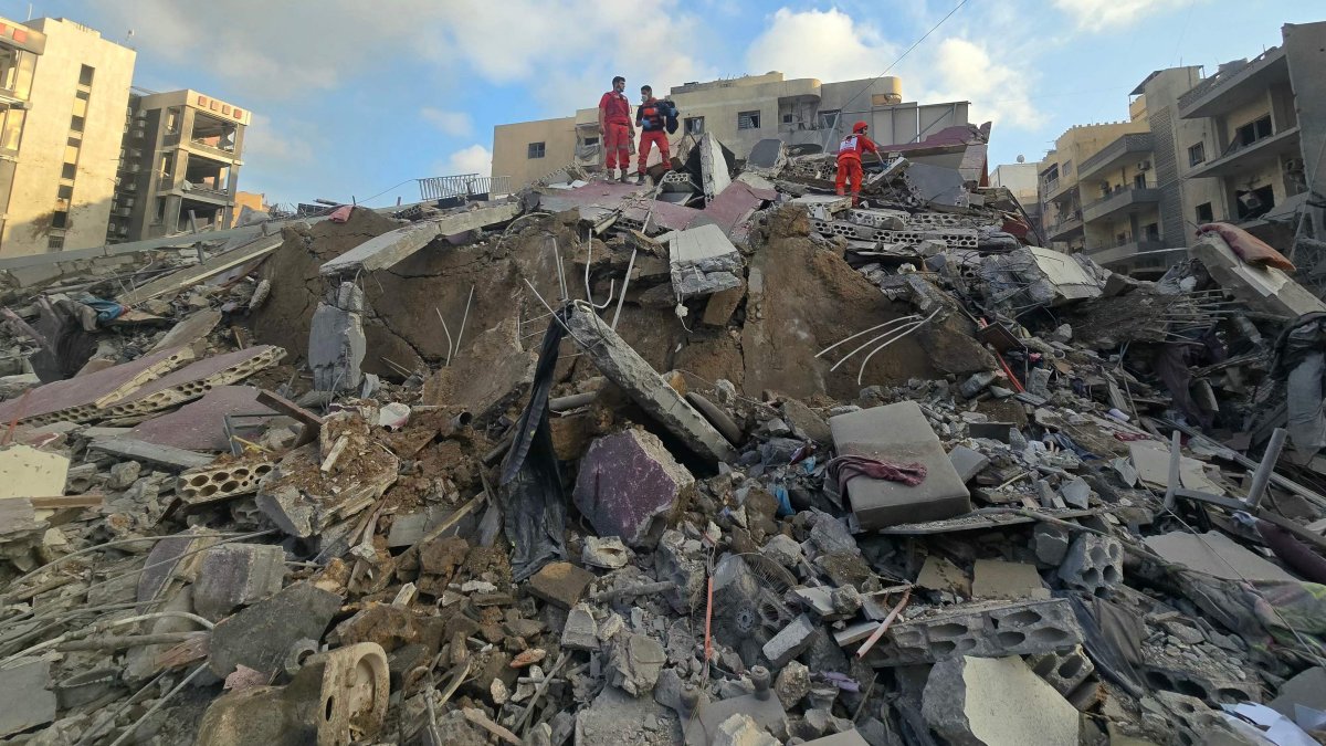 First responders gather at the site of an Israeli strike that hit near a hospital in Tyre, southern Lebanon, June 1, 2026. (AFP Photo)