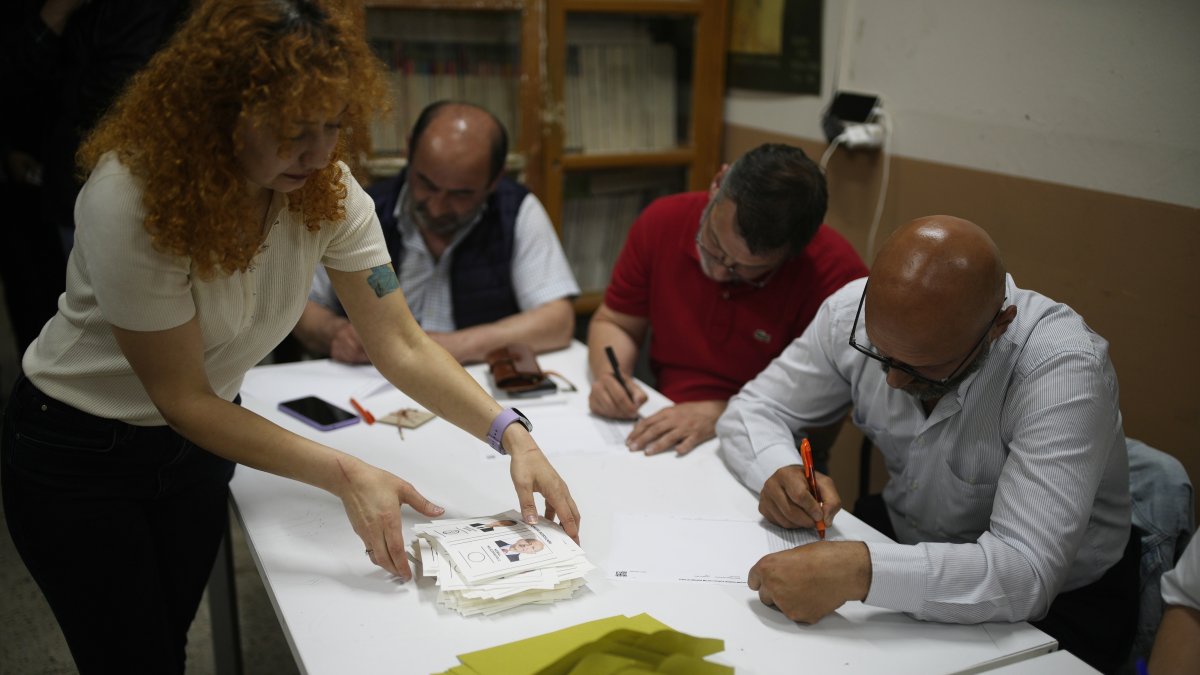 Election representatives count ballots at a polling station in Istanbul, Türkiye, May 28, 2023. (AP Photo)