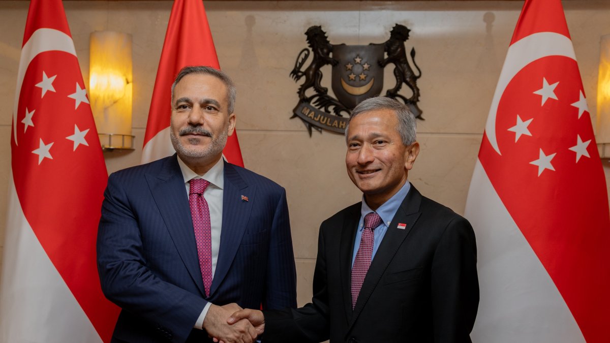 Foreign Minister Hakan Fidan meets with Singaporean Foreign Minister Vivian Balakrishnan (R) during an official visit, Singapore, June 2, 2026. (AA Photo)