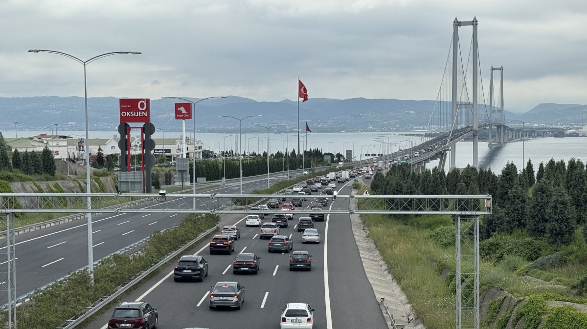 Vehicles are seen crossing the Osman Gazi Bridge ahead of the recent Eid holiday, western Türkiye, May 23, 2026. (AA Photo)