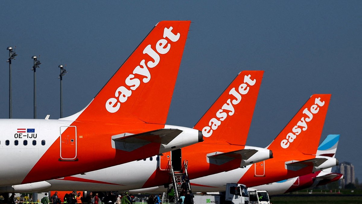 Passengers board an easyJet aircraft at the Berlin Brandenburg Airport in Schoenefeld, Germany, April 21, 2026. (Reuters Photo)