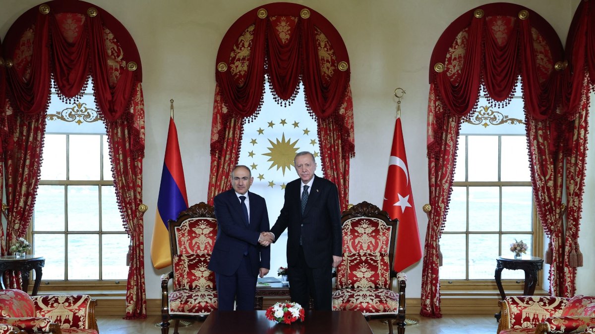 President Recep Tayyip Erdoğan and Armenia's Prime Minister Nikol Pashinyan shake hands during their meeting at the Dolmabahçe Presidential office in Istanbul. (Photo by Handout / Turkish Presidency Press Office / AFP, File)