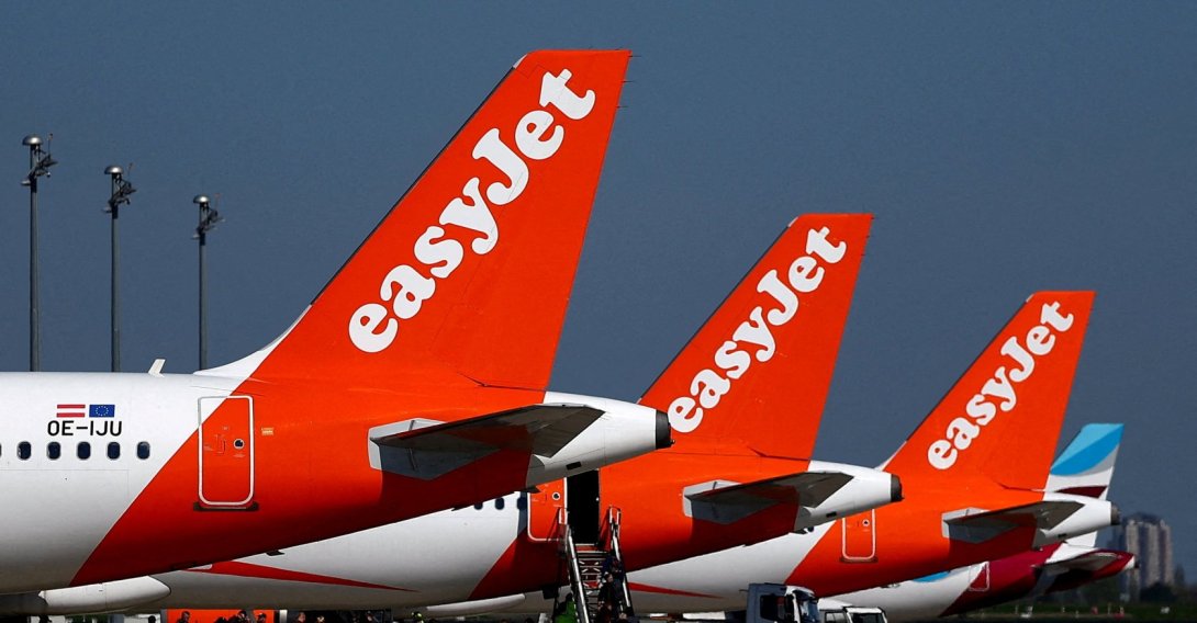 Passengers board an easyJet aircraft at the Berlin Brandenburg Airport in Schoenefeld, Germany, April 21, 2026. (Reuters Photo)