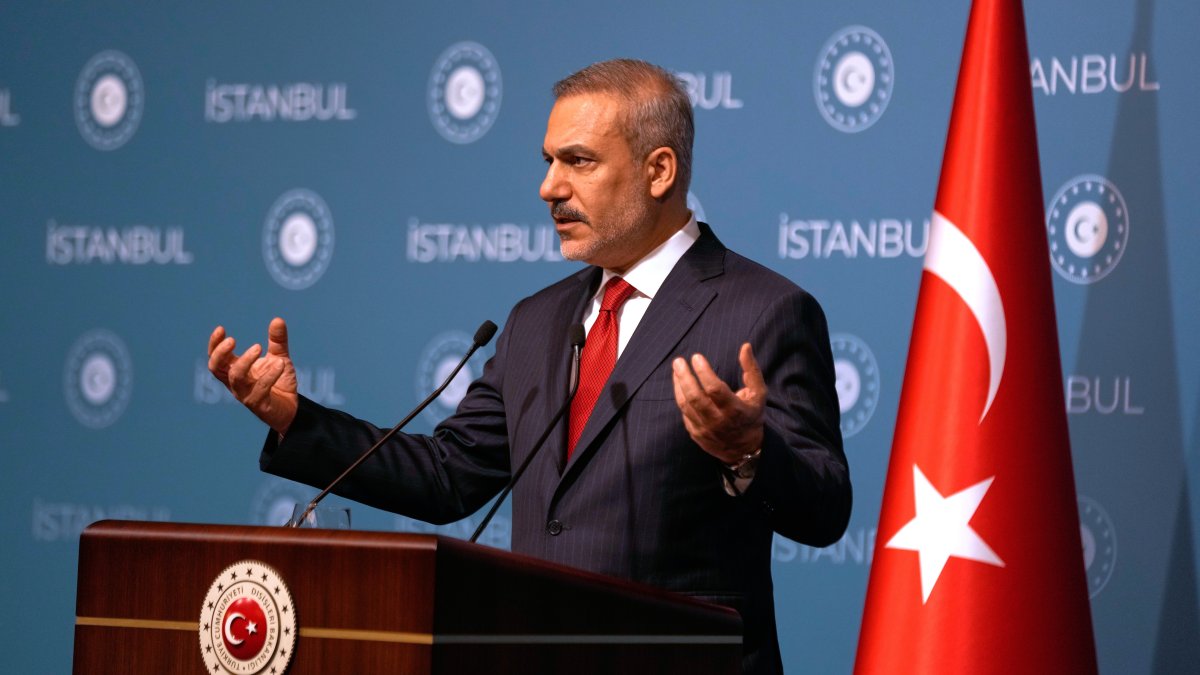 Foreign Minister Hakan Fidan talks to journalists during a news conference following a meeting, Istanbul, Türkiye, Nov. 3, 2015. (AP Photo)