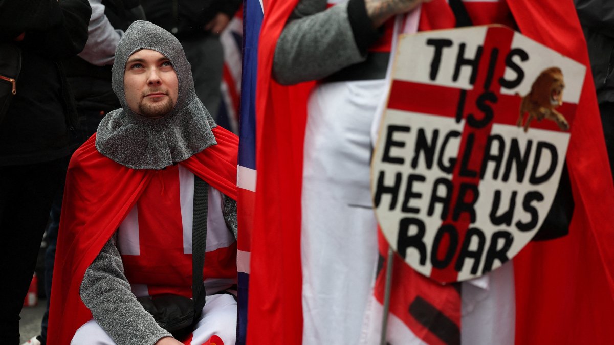 A protester wearing a costume takes part in a "Unite the Kingdom" rally organized by British anti-immigration fascist Tommy Robinson, London, Britain, May 16, 2026. (Reuters Photo)